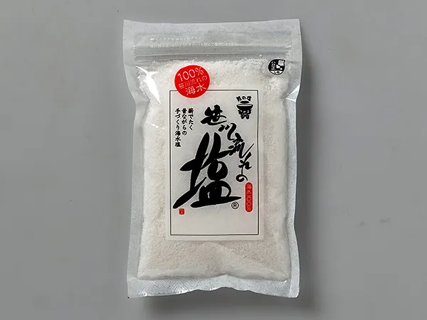 塩の不純物を取り除いて梱包する様子