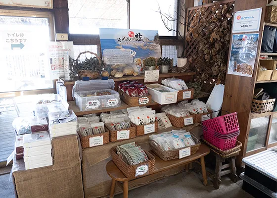 塩工房の店内に並ぶ手作りの塩